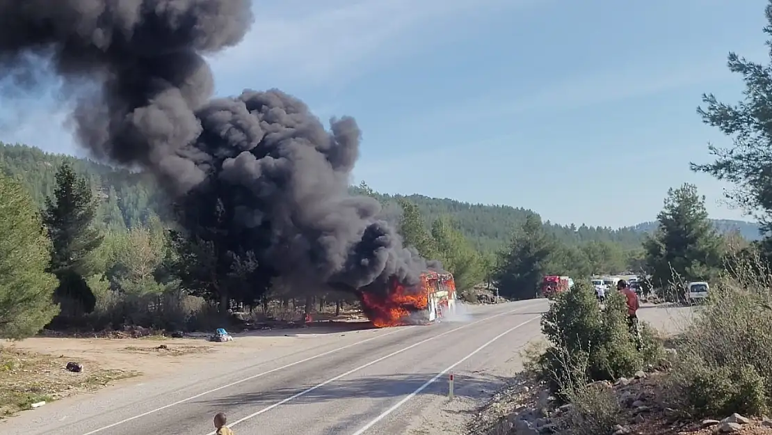 Muğla'da seyir halindeki yolcu otobüsü alev alev yandı