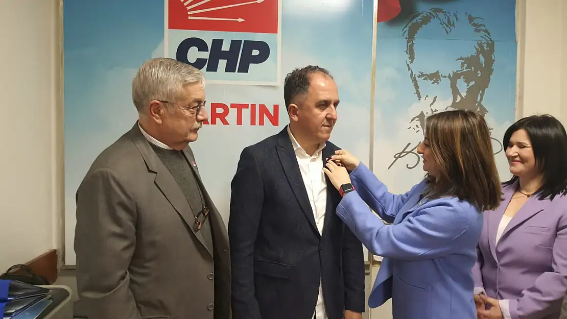 Murat Kaya, CHP rozetini taktı