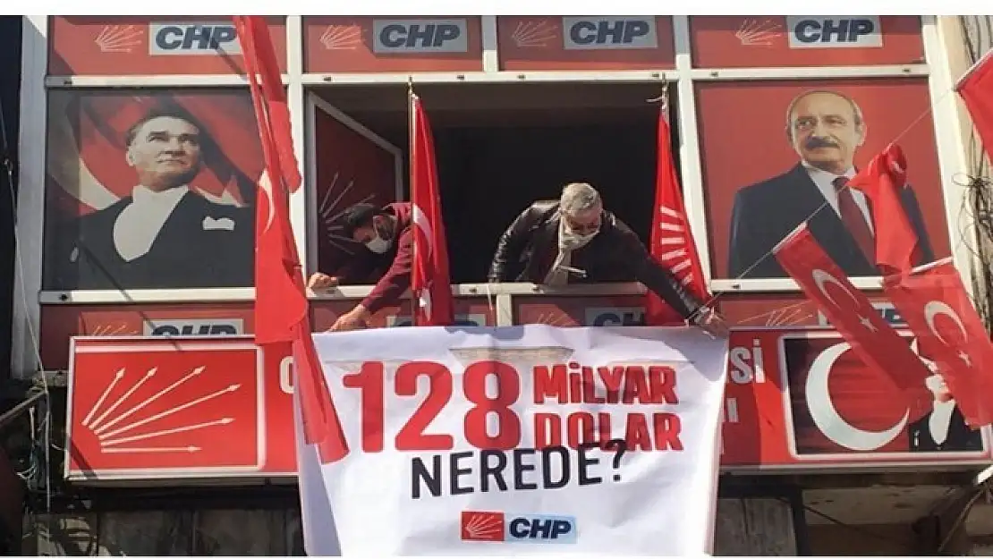 O AFİŞ CHP BİNASINA ASILDI