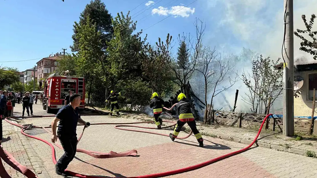 Odunlukta çıkan yangın eve sıçradı: Tek katlı ev küle döndü
