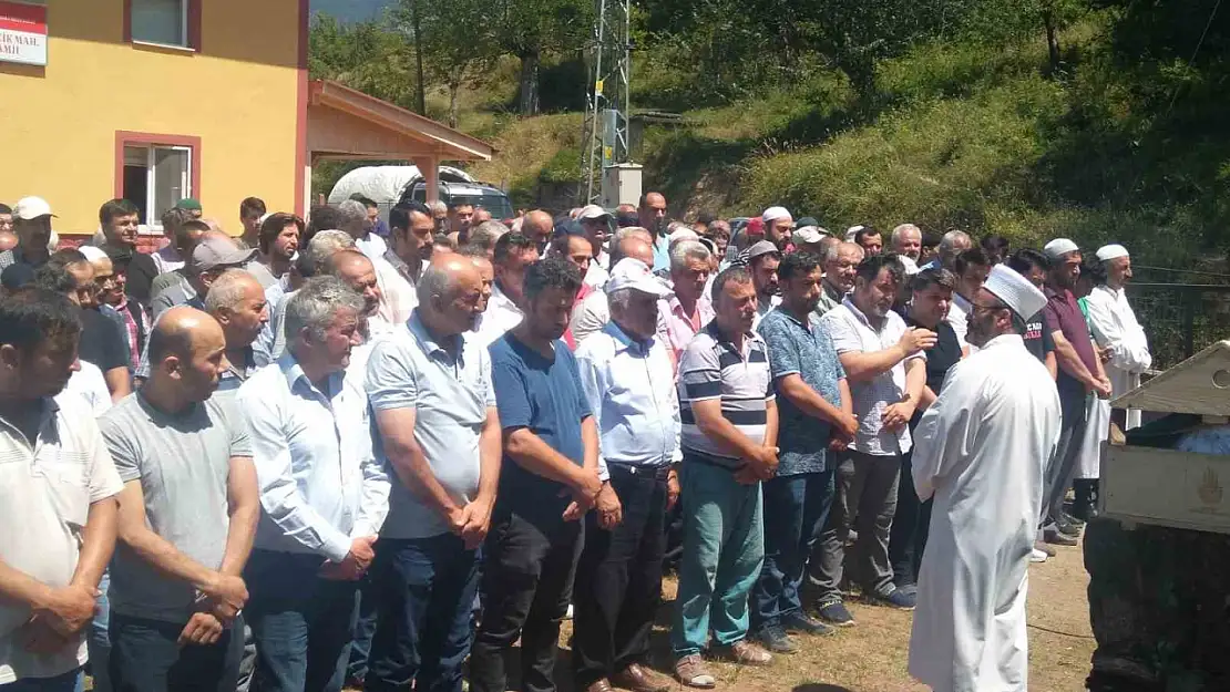 Oğlunu kurtarmak isterken ölen baba memleketinde toprağa verildi