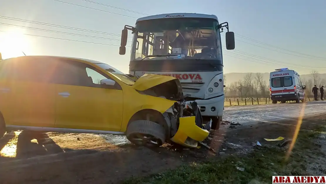 Öğrenci servisi ile taksi kafa kafaya çarpıştı: 8 yaralı