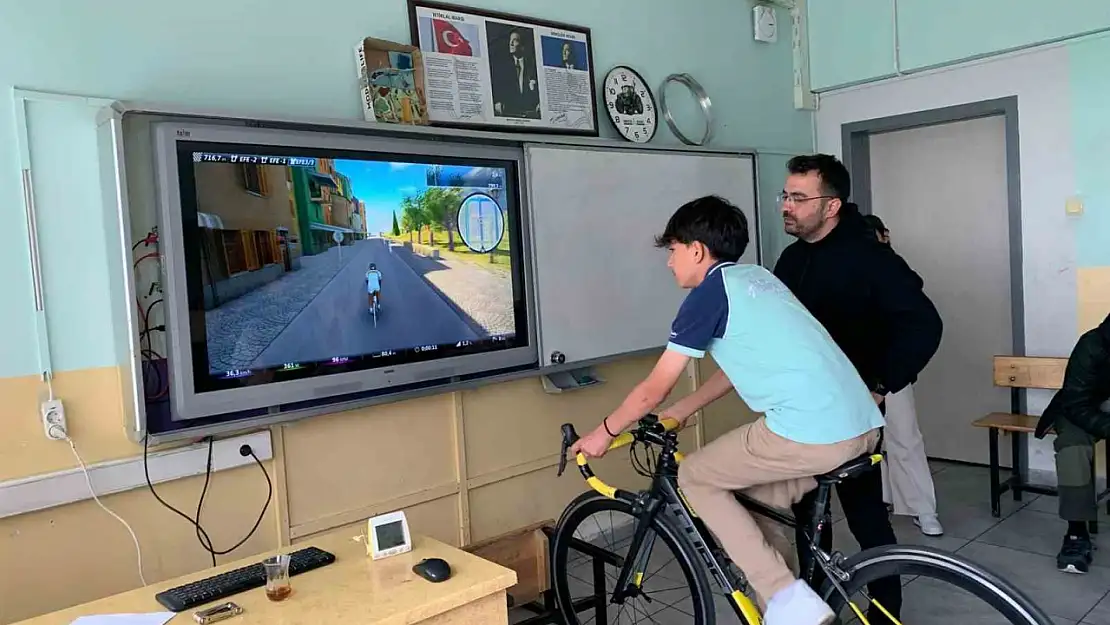 Öğrenciler bisiklet simülasyonuyla sanal ortamda pedal çevirdiler