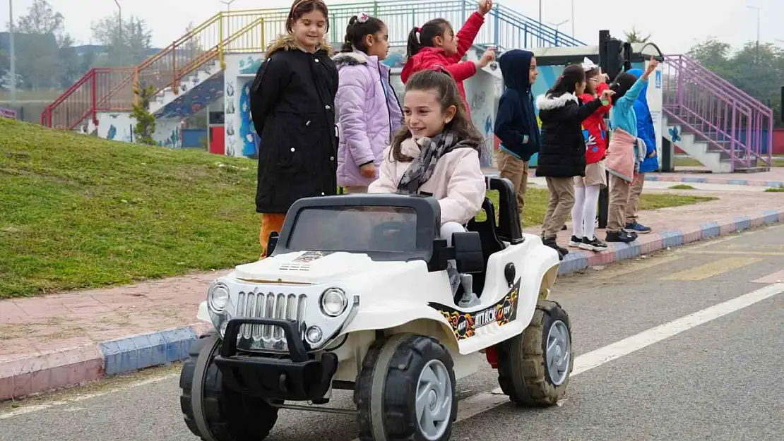 Öğrenciler trafik kurallarını öğreniyor