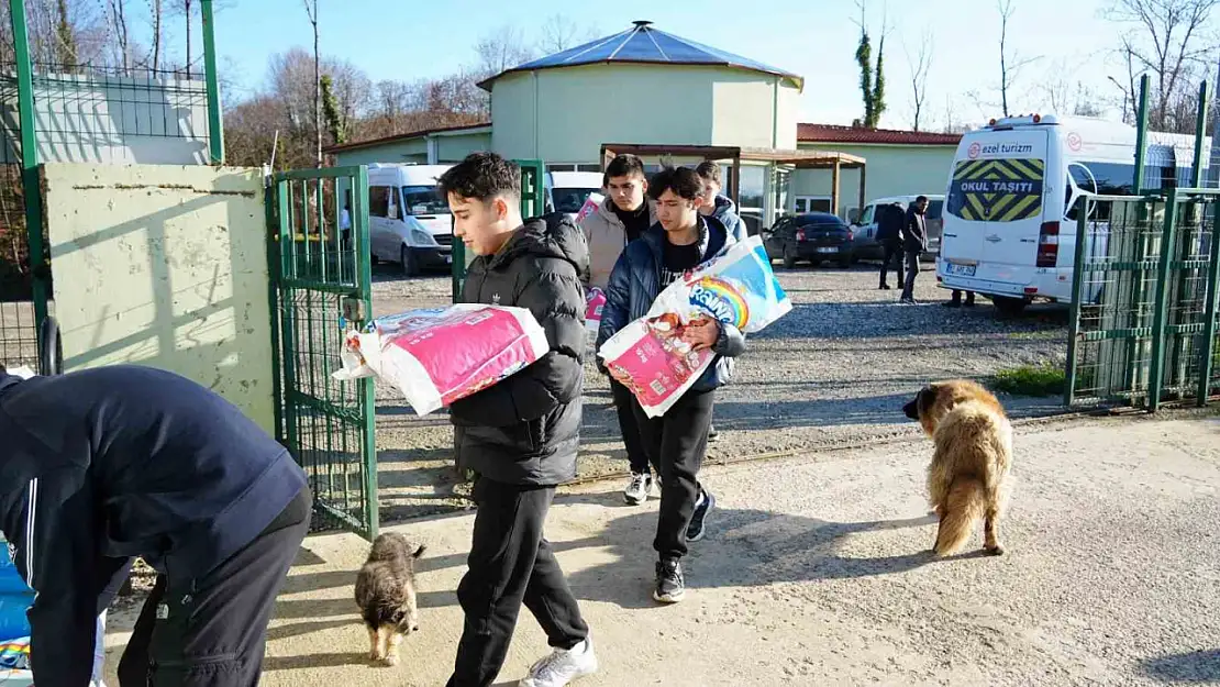 Öğrencilerden sokak hayvanlarına 225 kilo mama bağışı