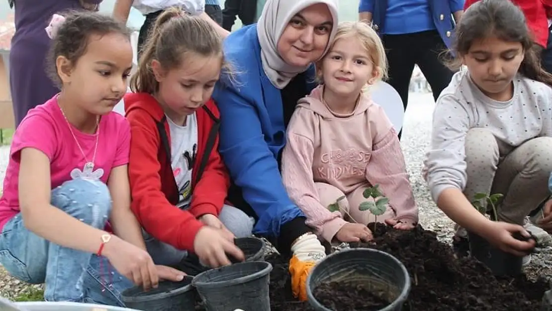 Öğrencilerle birlikte çilek fidesi dikti