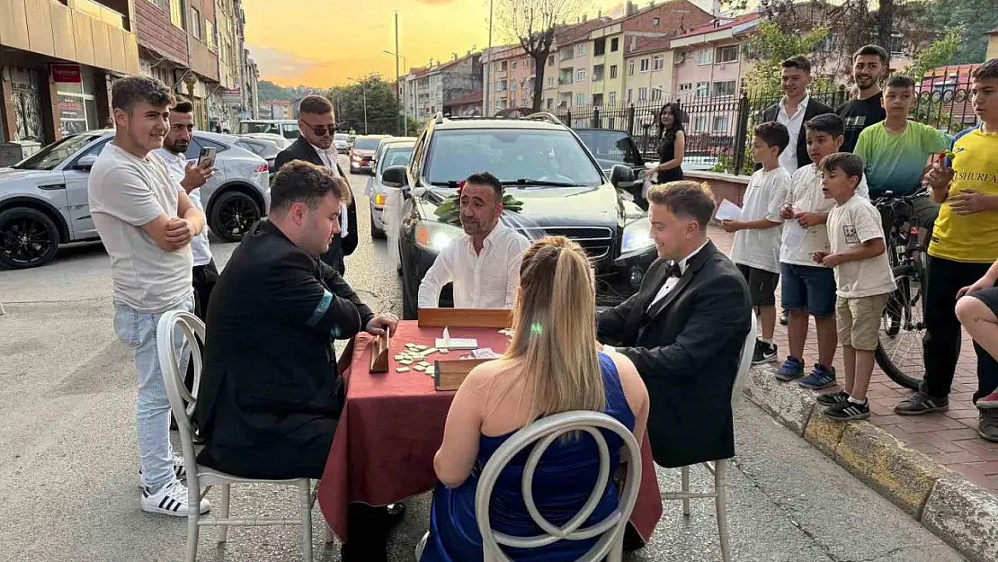 Okey masası kurarak düğün konvoyunun önünü kestiler