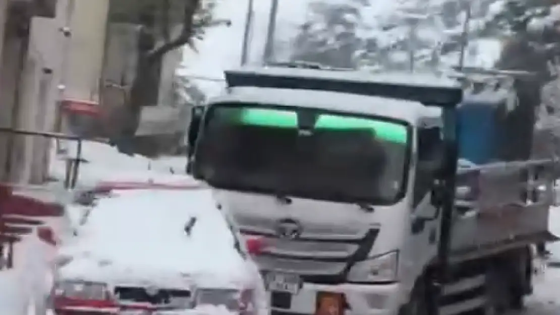 Karlı yolda kontrolden çıktı, park halindeki araçlara çarptı