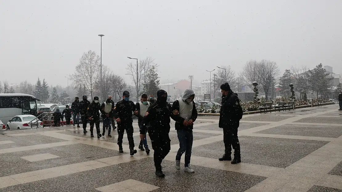 Öldürmek için balkona tırmandı, duruşmada 'pişmanım' dedi  