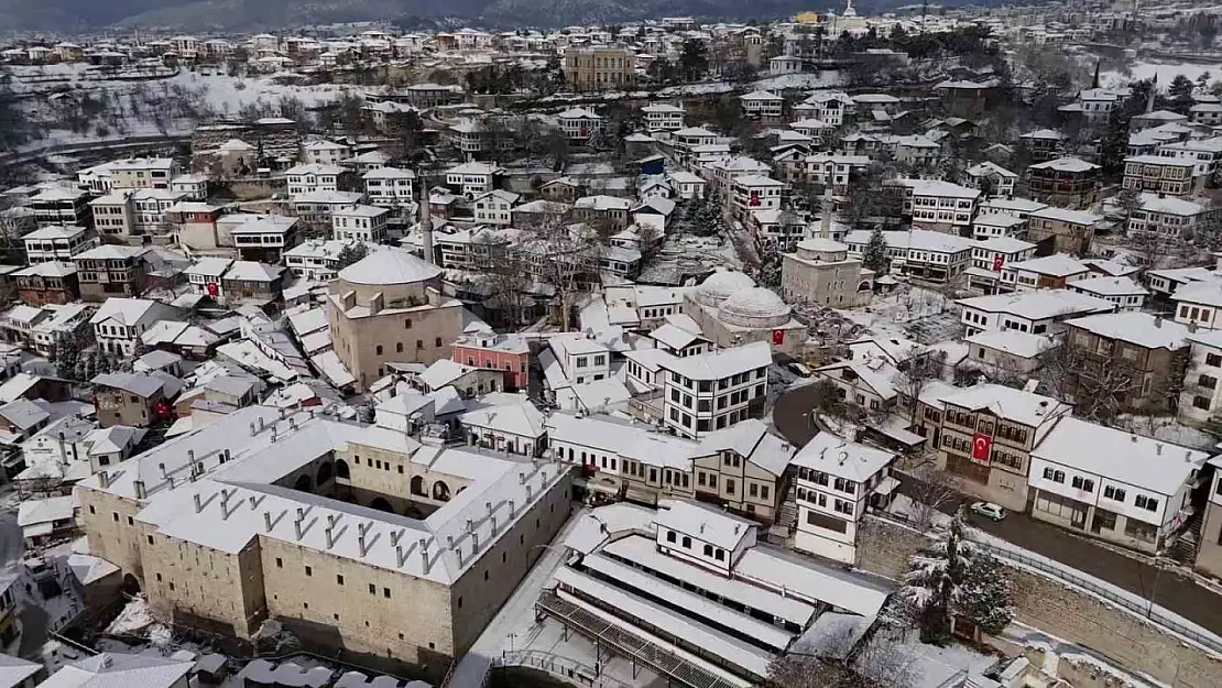 Osmanlı döneminden kalma han, hamam, cami, çeşme ve konaklarda eşsiz kar manzaraları