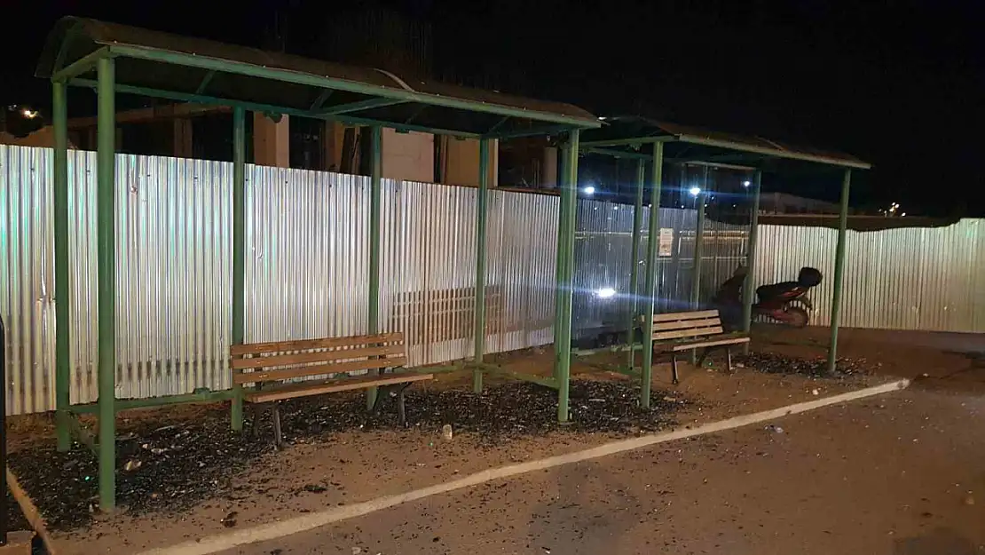 Otobüs durağının camlarını kıran şahıs kamerada