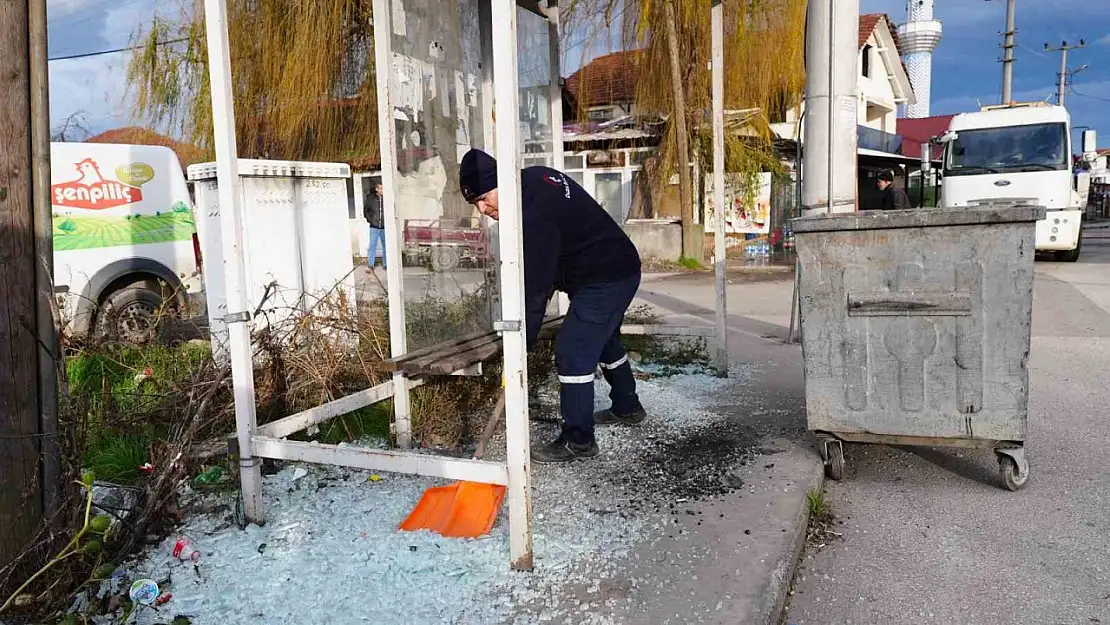 Otobüs duraklarına zarar verdiler