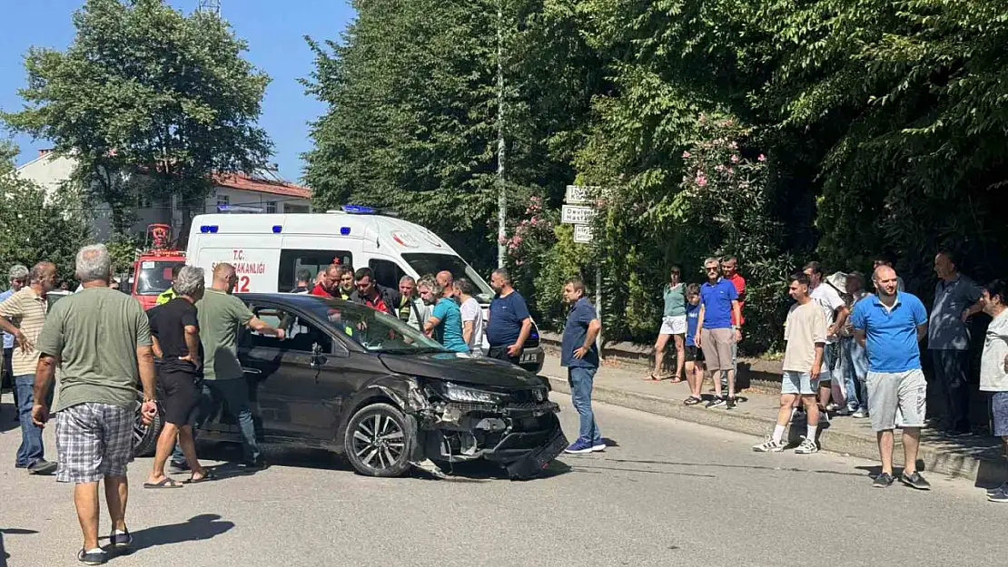 Otomobil ambulansı sollamaya çalışınca kaza yaptı 1'i çocuk 2 kişi yaralandı