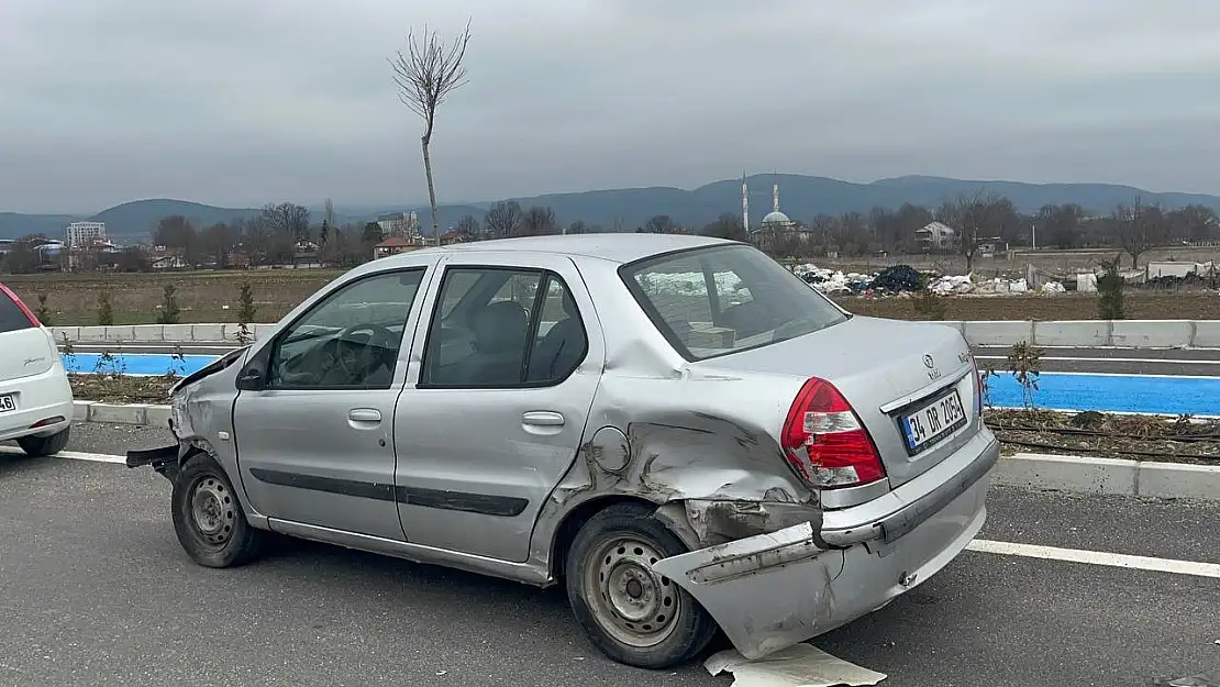 Otomobil ile tırın çarpıştığı kazada şans eseri yaralanan olmadı