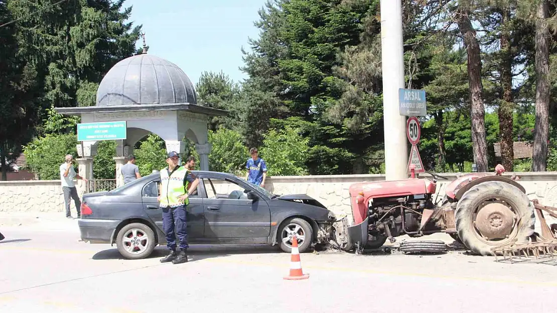 Otomobil ile traktör kafa kafaya çarpıştı 1 yaralı