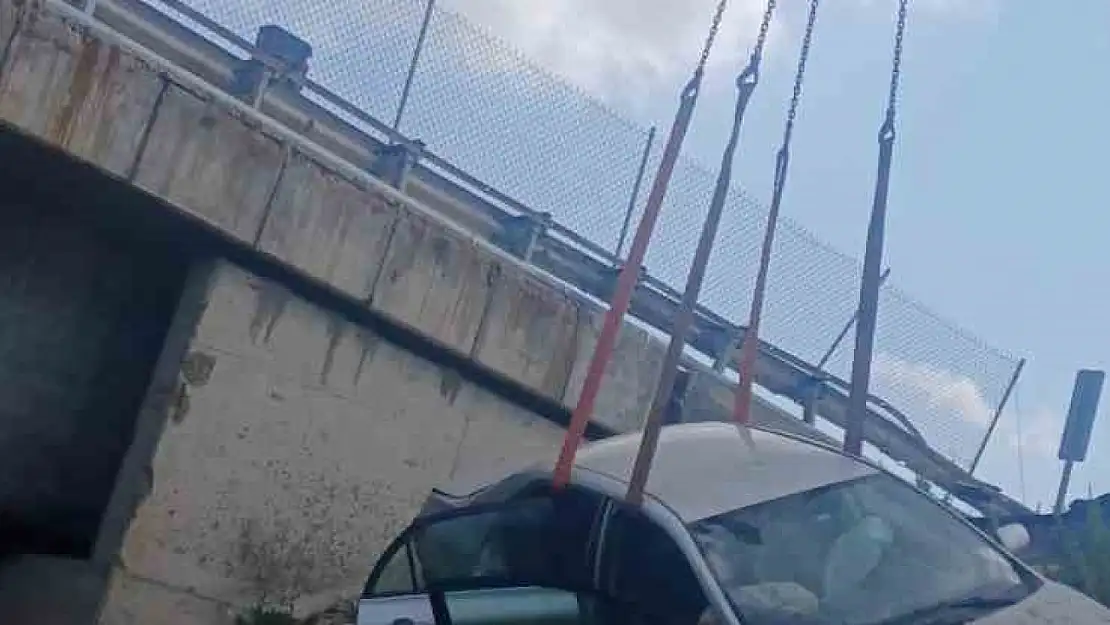 Otomobil köprüden uçtu: 2 yaralı