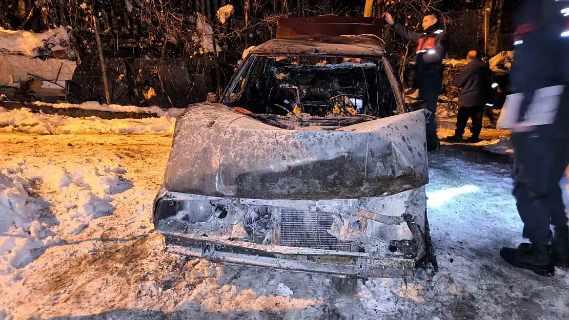 Otomobilde çıkan yangında ev ve traktör zarar gördü