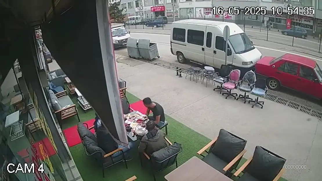 Otomobile çarpmamak için manevra yapan motosiklet sürücüsü yaralandı
