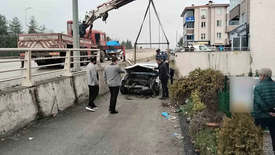 Otomobilin panelvana çarpıp 2 metrelik duvardan düşme anı kamerada