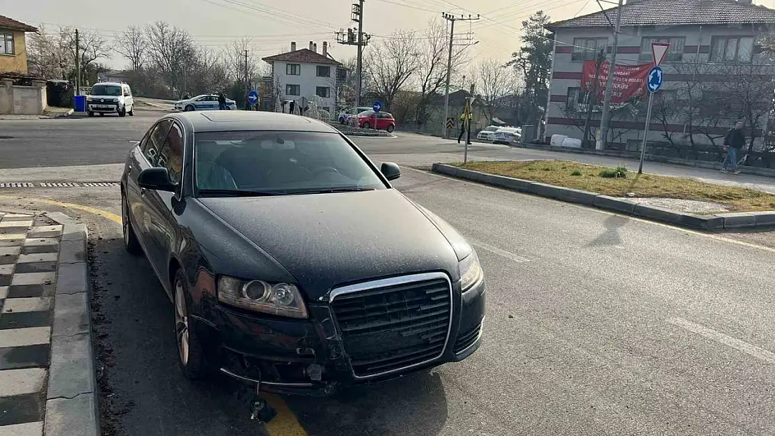 Otomobille çarpışan hafif ticari araç devrildi: 1 yaralı