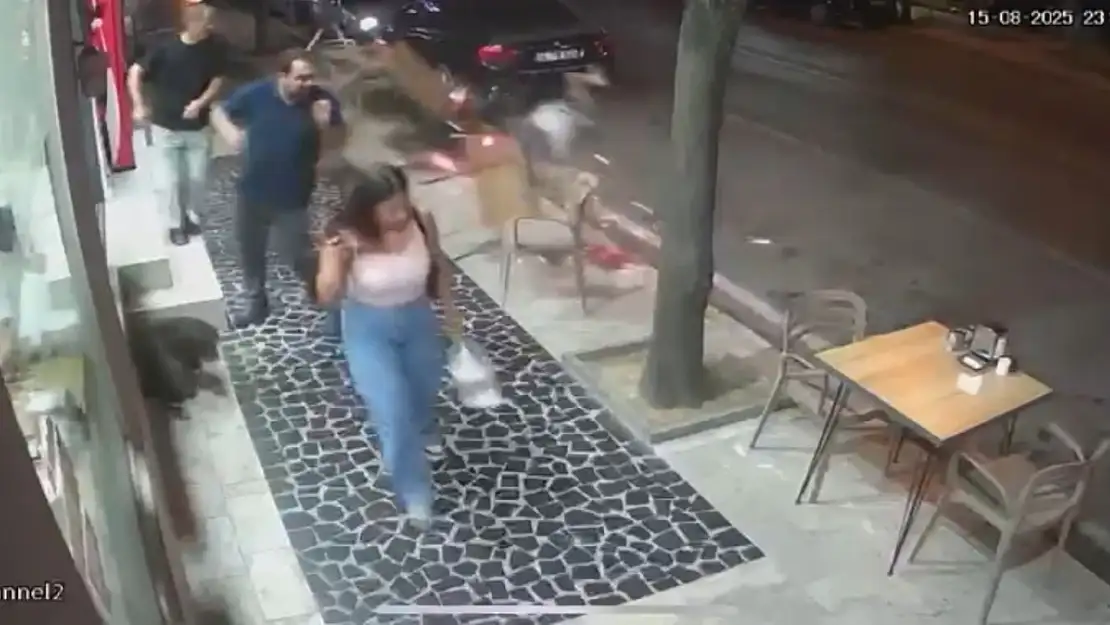 Otomobille çarpışan motosikletteki 2 kişi böyle savruldu: 3 yaralı