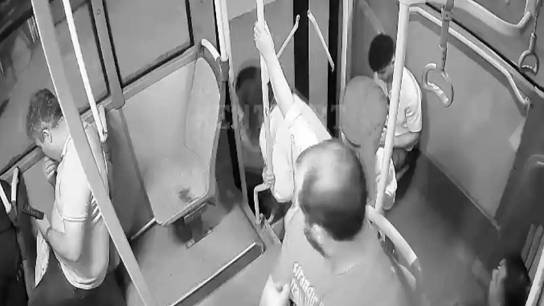 Özel halk otobüsü şoförü, epilepsi nöbeti geçiren yolcuyu hastaneye ulaştırdı