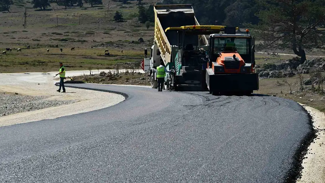 Özel İdare, kendi ürettiği asfaltla yol yapmaya başladı