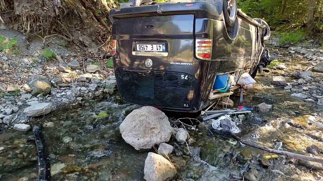 Panelvan araç dereye uçtu