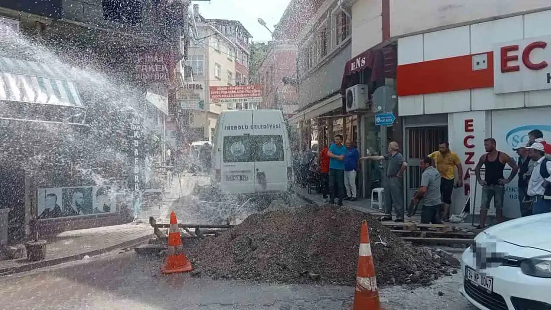 Patlayan su borusu sebebiyle vatandaşlar neye uğradıklarına şaşırdı