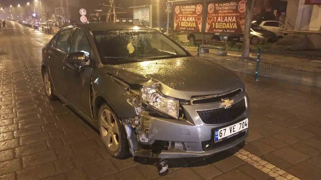 Polis alkollü sürücüyü aracın üzerine atlayarak durdurdu