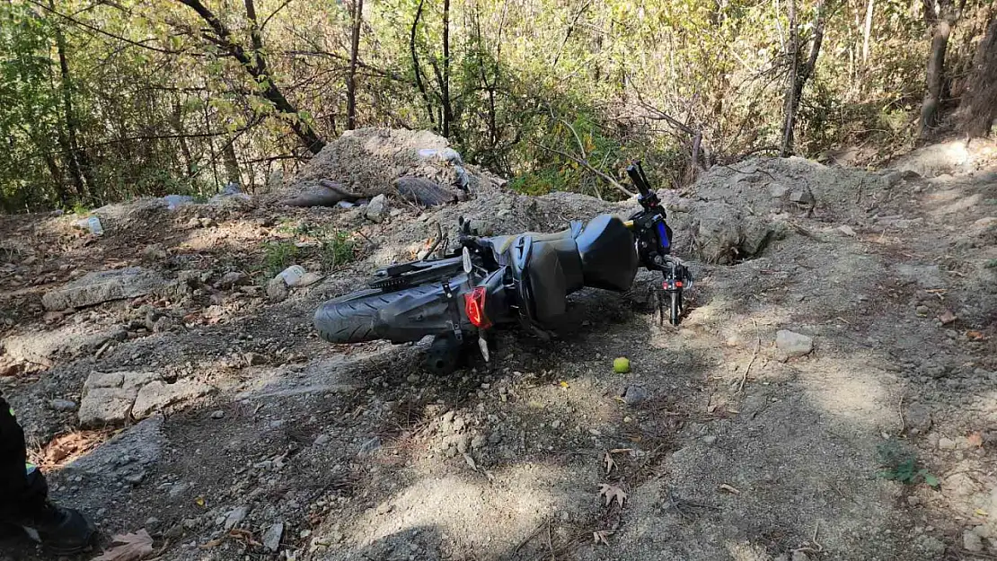 Polisleri peşine taktı, motosikleti atıp kaçmasına rağmen kıskıvrak yakalandı