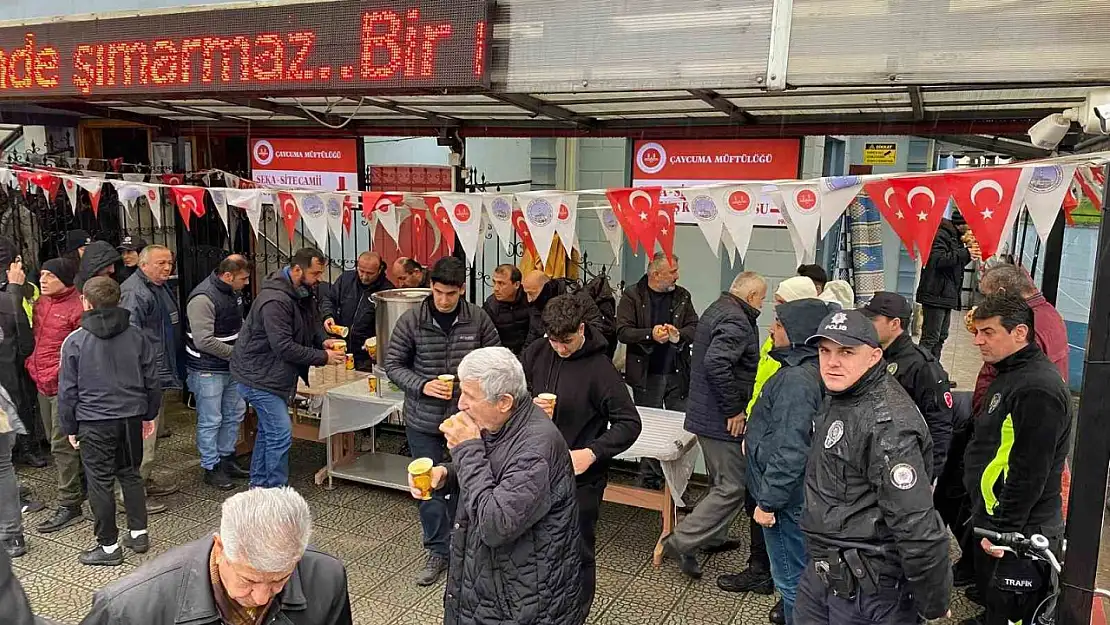 Polislerin hayrına camii cemaati ve öğrencilere ikramda