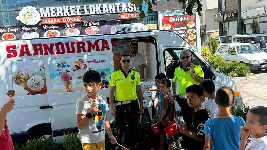 Polisten öğrencilere trafik eğitimi