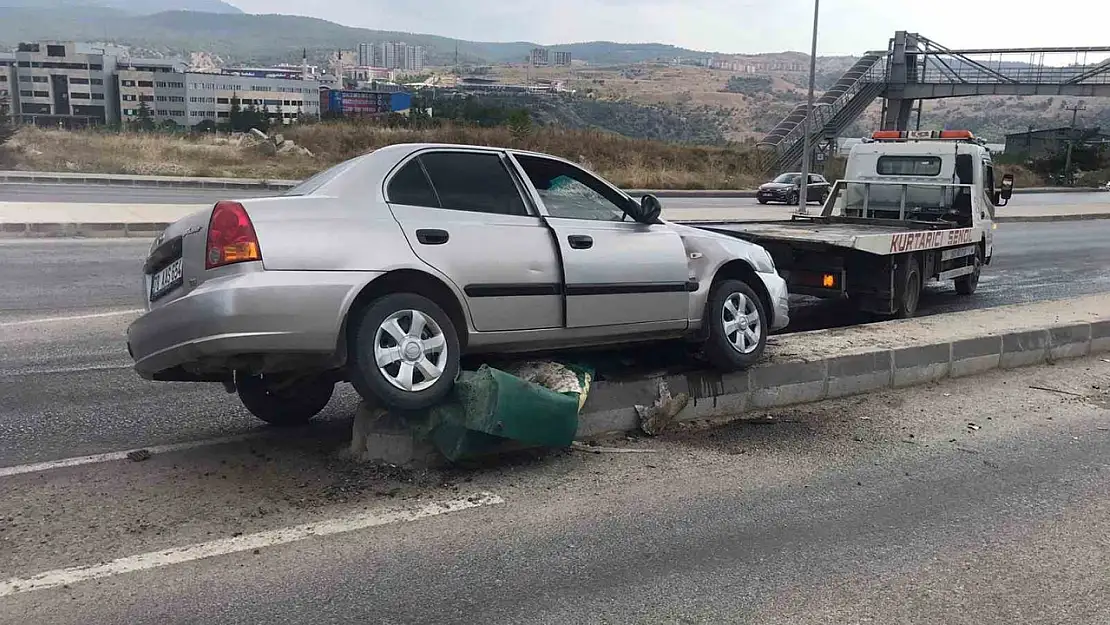 Refüje çıkan otomobildeki 2 kişi yaralandı