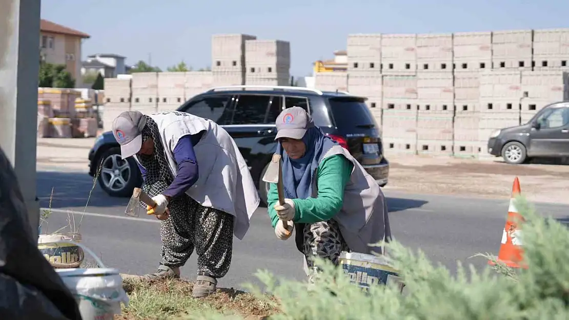 Refüjlerde bakım çalışmaları sürüyor