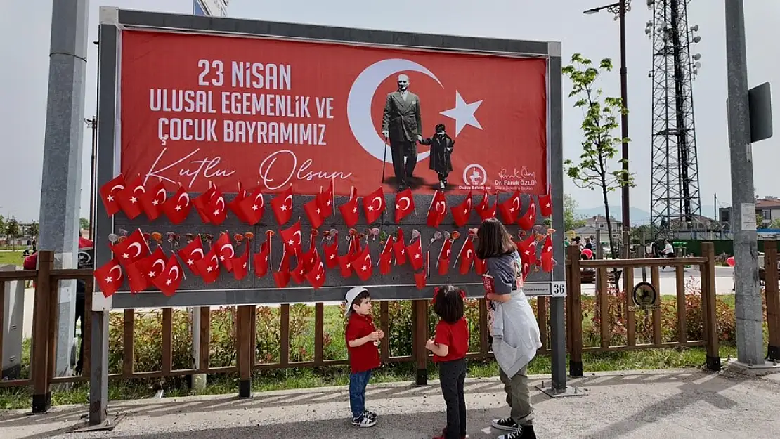 Reklam panolarını gören çocuklar şaşırdı