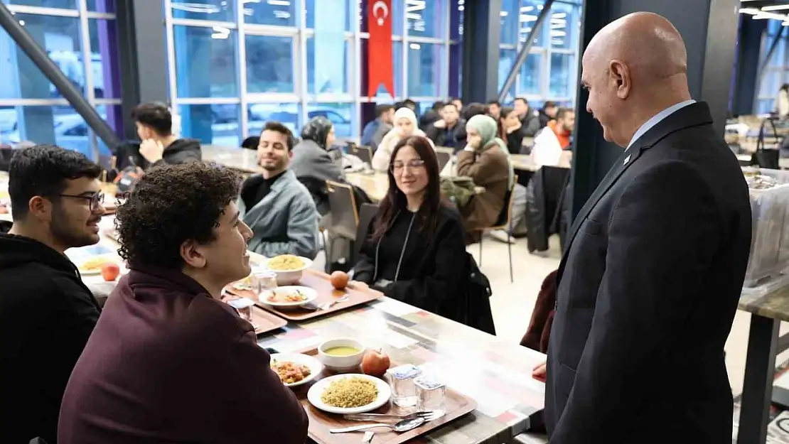 Rektör Sözbir öğrencilerle iftar yaptı