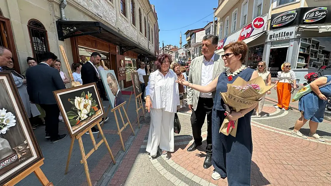 Ressamların dokunuşları sergilendi