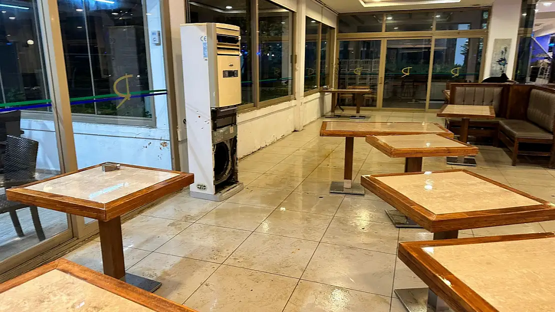 Restaurantta taraftarlar futbolculara saldırdı