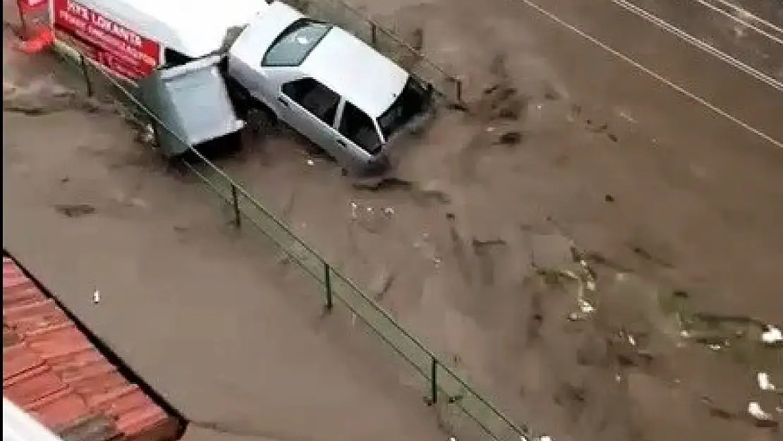 Sağanak ile gelen taşkın araçları sürükledi