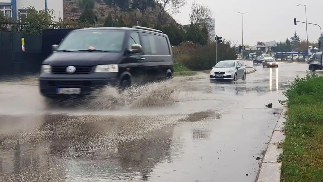 Sağanak sonrası yollar göle döndü