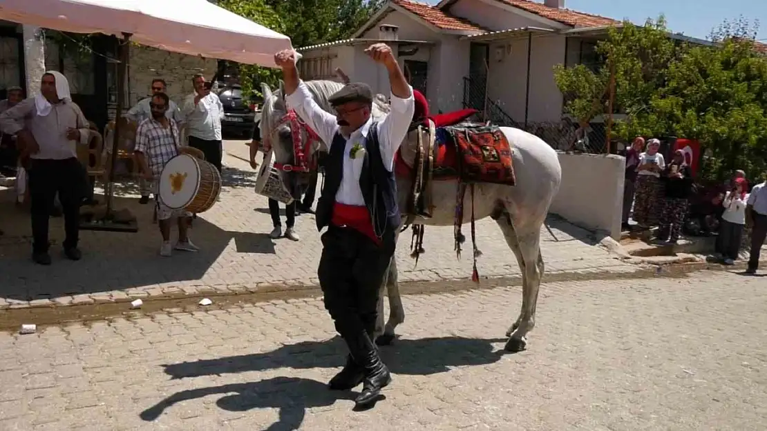 Bu at sahibiyle karşılıklı harmandalı oynuyor