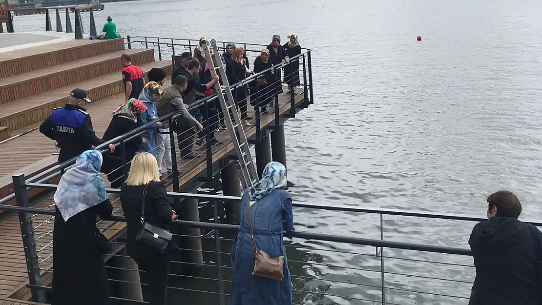 Sahilde fotoğraf çekerken, telefonunu denize düşürdü