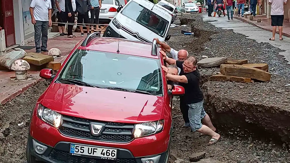 Cadde yarıldı, araçlar yolun içinde mahsur kaldı