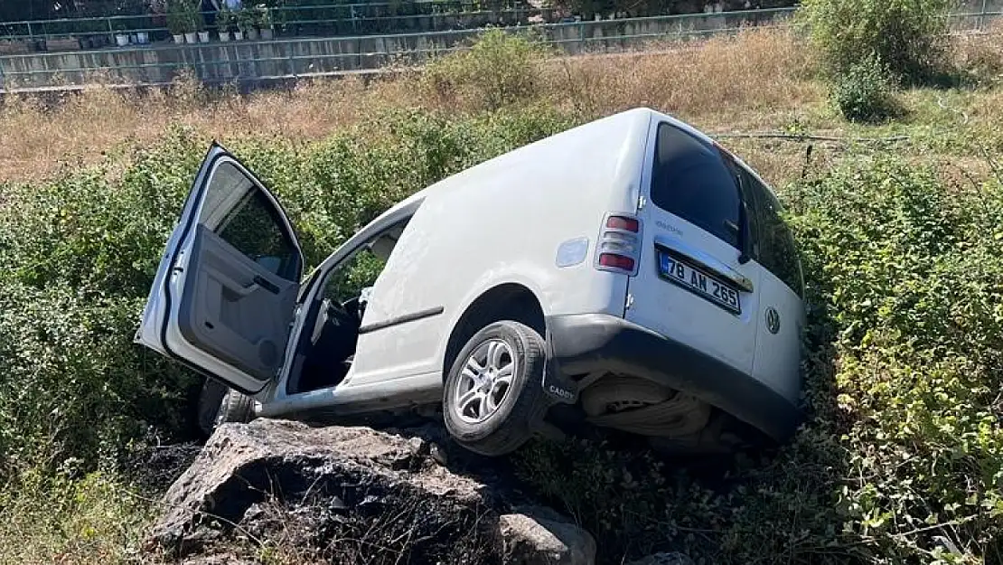 Şarampole uçan kamyonet sürücüsü yaralandı