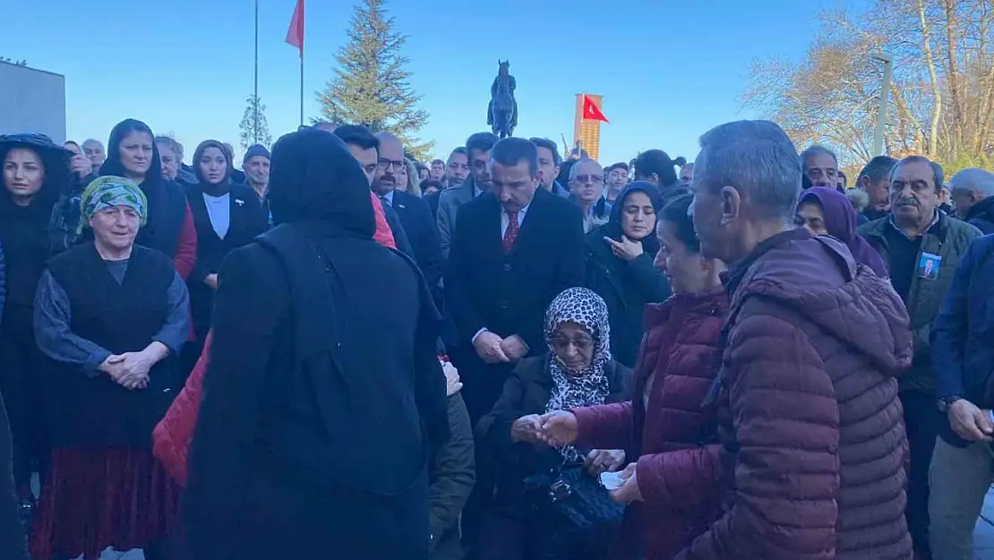 Sefer Ayyıldız için Valilik önünde tören düzenlendi