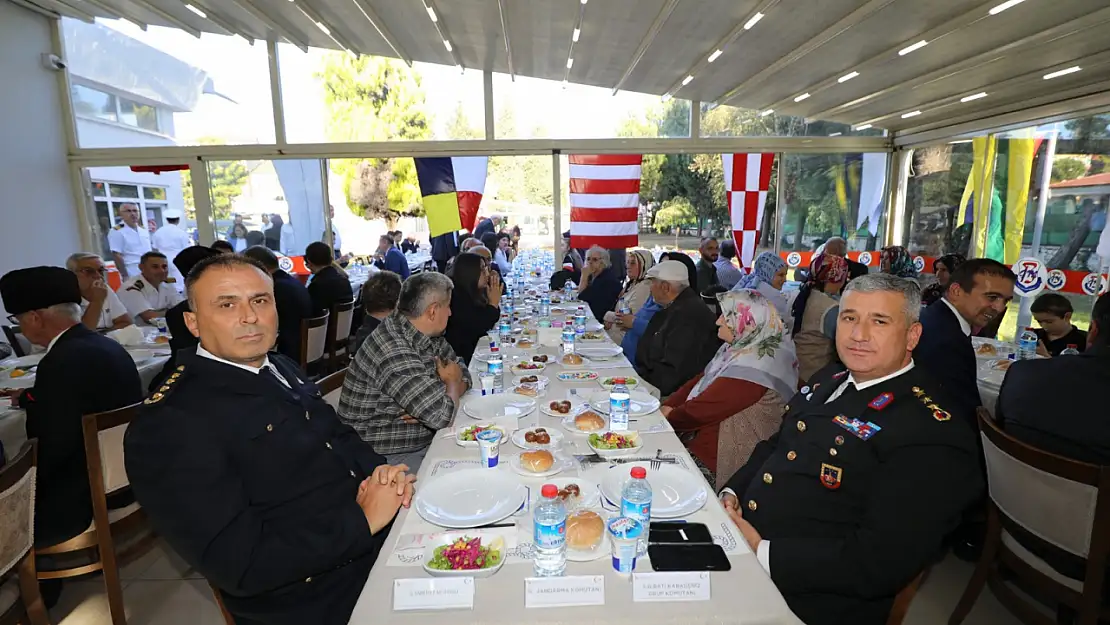 Şehit aileleri ve gaziler onuruna yemek programı düzenlendi