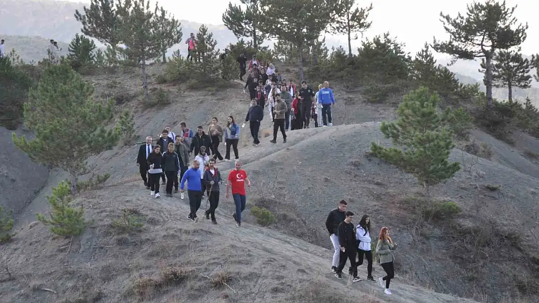 Şehitler için 4 kilometre yürüdüler