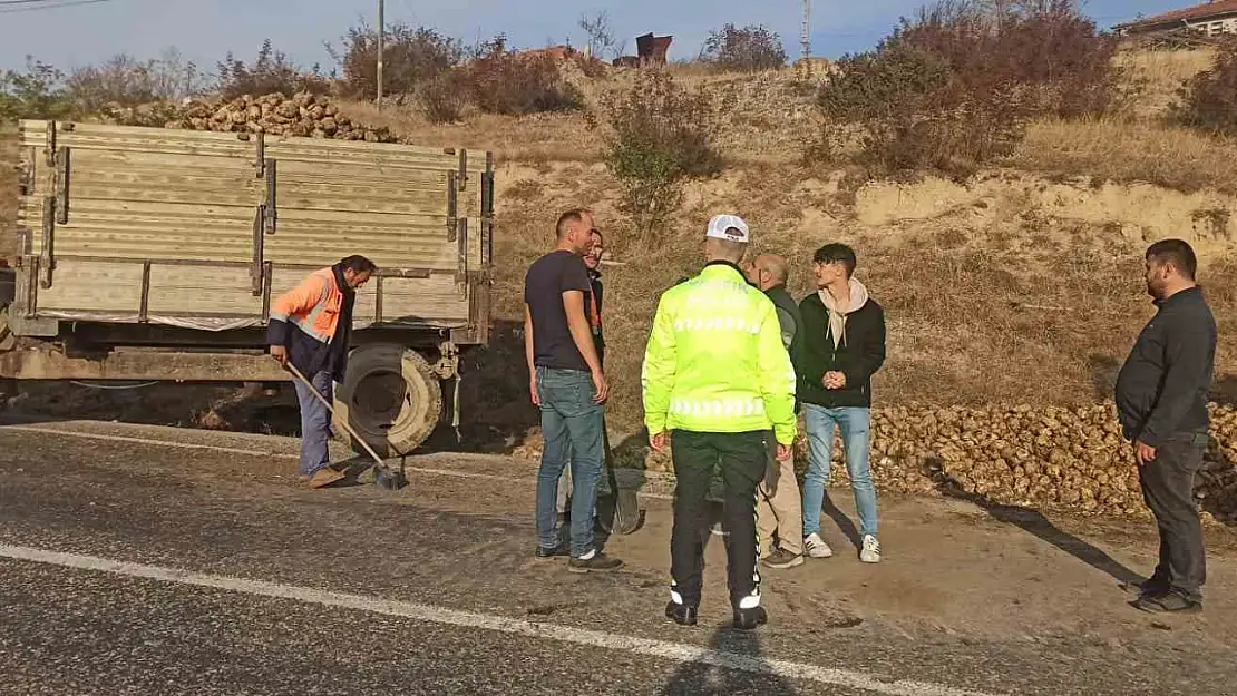 Pancar yüklü traktör devrildi