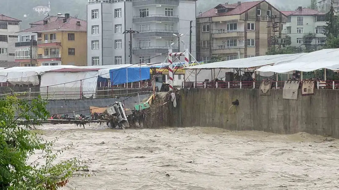 Sel asma köprüyü yıktı